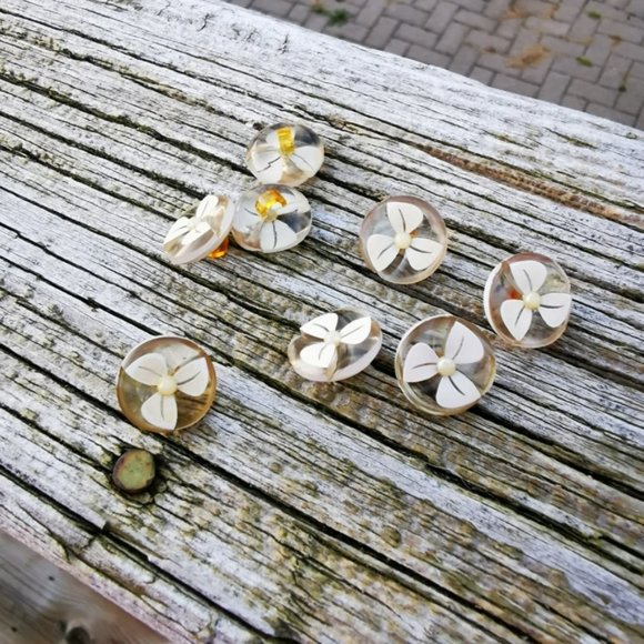 Vintage Lot of 8 Clear Plastic Buttons with White Flower Design and Faux Pearl - Picture 8 of 10